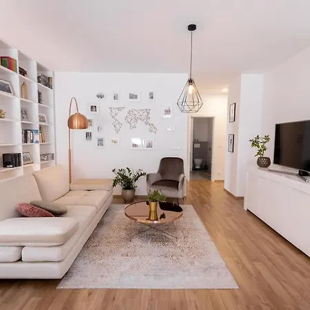 Apartmán Comfy And Stylish With Terrace Near Center
