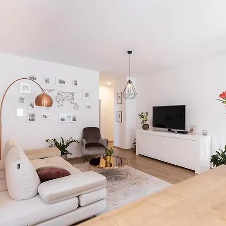 Apartment Comfy And Stylish With Terrace Near Center