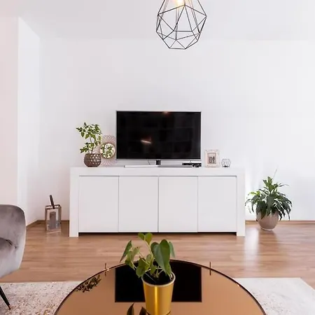 Comfy And Stylish With Terrace Near Center